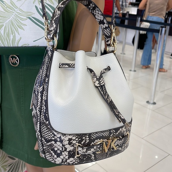 MICHAEL KORS 
Reed Md Pebbled Leather Belted Bucket Messenger Satchel Crossbody - Picture 15 of 16